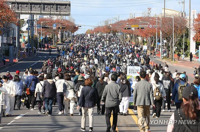 오늘은 도로에 차 대신 사람이 가득