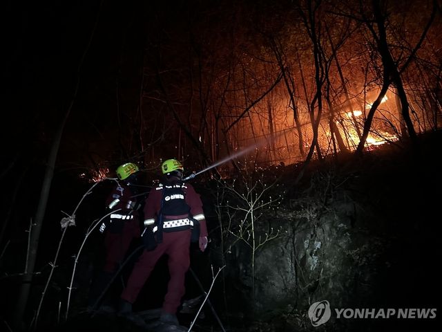 산림청 공중진화대와 산불재난특수진화대가 지난 3월 26일 오후부터 27일 새벽 사이 경남 산청군 시천면 동당리 일대에서 지리산과 민가를 지키기 위해 사투를 벌이고 있다. [산림청 제공. 재판매 및 DB 금지]