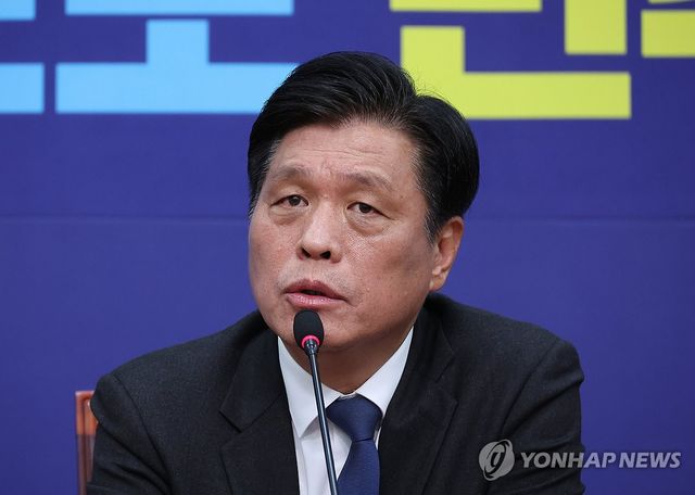 기자간담회 하는 조승래 사무총장