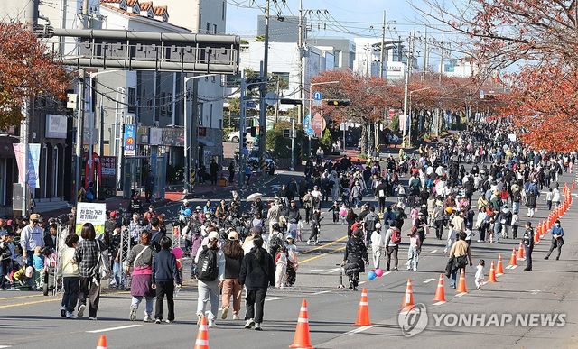 오늘은 도로에 차 대신 사람이 가득