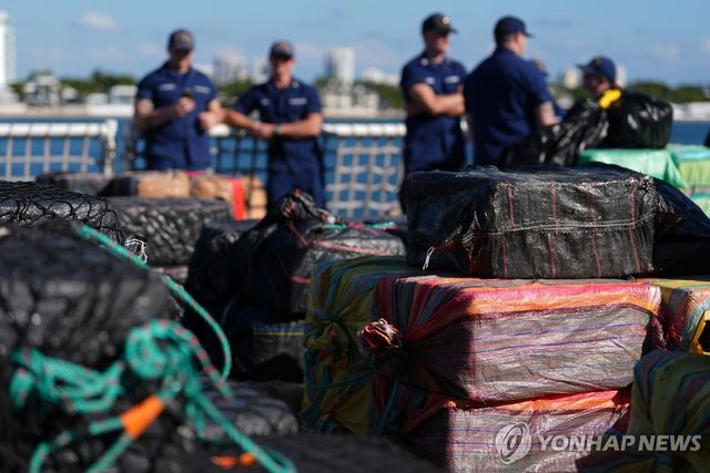 지난 11월 미국 플로리다 에버글레이즈 항구에서 압수된 코카인들과 미국 해안경비대 대원들