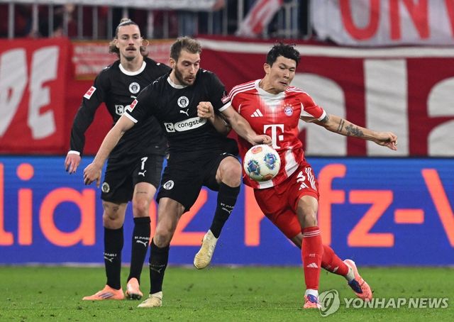 장크트 파울리전에서 경합하는 뮌헨의 김민재(오른쪽).