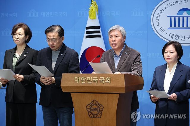 기자회견하는 조국혁신당