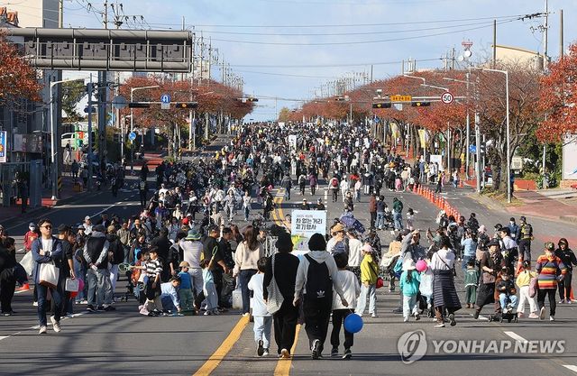 '차 없는 거리 걸어요'