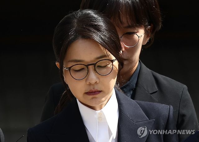 굳은 표정의 김건희 여사