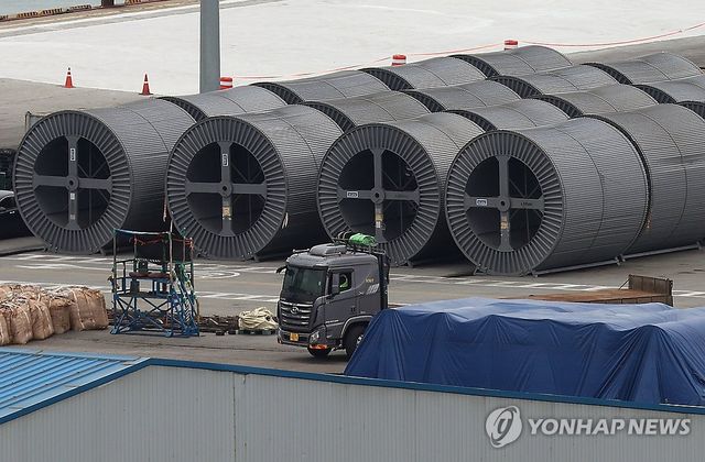 경기도 평택항에 쌓여 있는 철강 제품