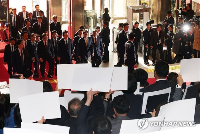 시위하는 국민의힘 의원들 앞 지나는 이 대통령