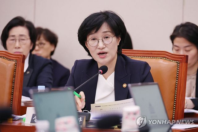 답변하는 원민경 성평등부 장관