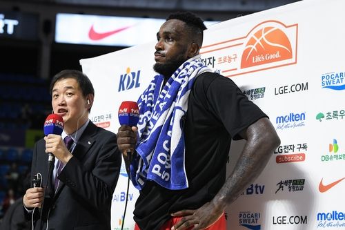 인터뷰하는 자밀 워니