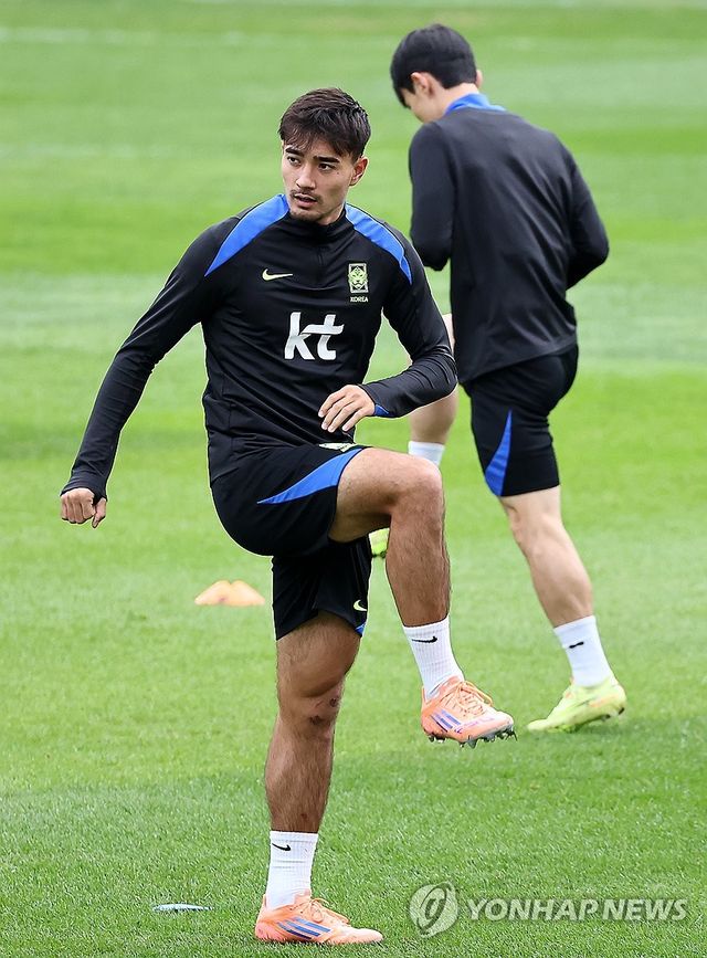 몸 푸는 옌스 카스트로프