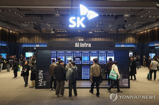 SK AI 서밋 전시 살펴보는 관람객들