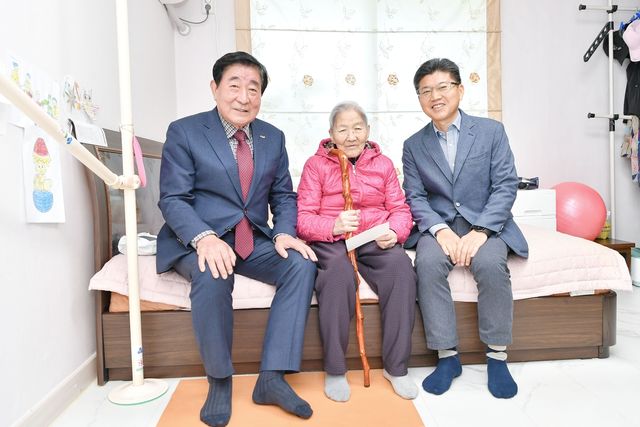 100세 어르신 8명에게 장수지팡이 '청려장' 전달