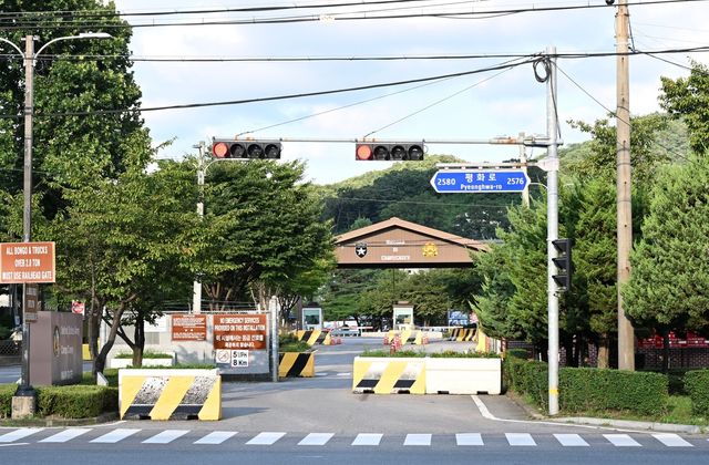 걸산동으로 통하는 미2사단 캠프 케이시 출입문