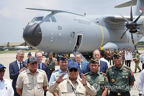 에어버스 A400M 군 수송기 인수한 프라보워 인도네시아 대통령(사진 가운데)