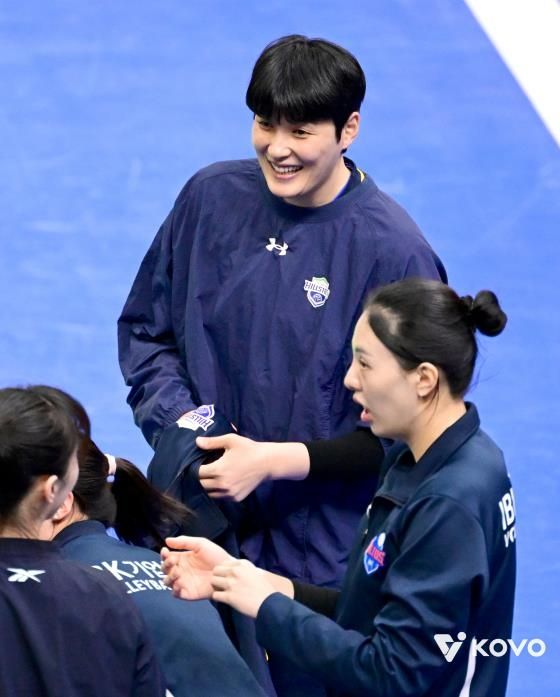 친정팀 IBK기업은행 선수들과 인사하는 현대건설 김희진(가운데)