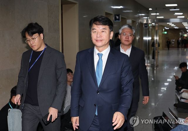 유상범 원내수석부대표 만나러 가는 문진석 원내수석부대표