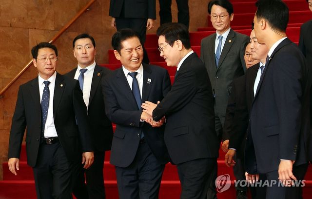 정청래 대표와 악수하는 이재명 대통령