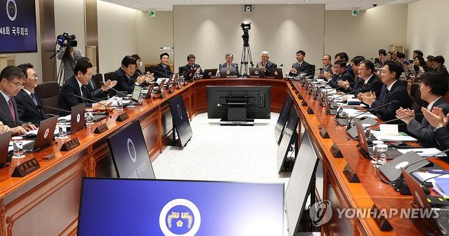 APEC 성공 개최에 박수 보내는 이재명 대통령과 국무위원들