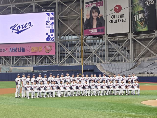 4일 단체 사진을 찍은 야구 대표팀 선수단. 
