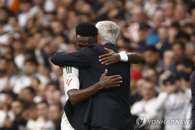 비니시우스 주니오르와 포옹하는 카를로 안첼로티 감독