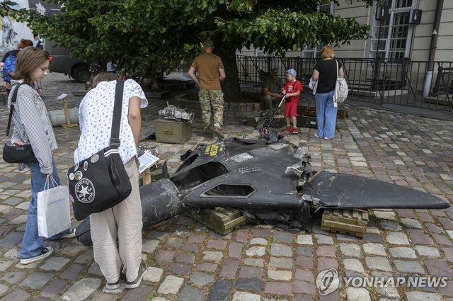 르비우에서 열린 해체된 러시아 무기 야외 전시