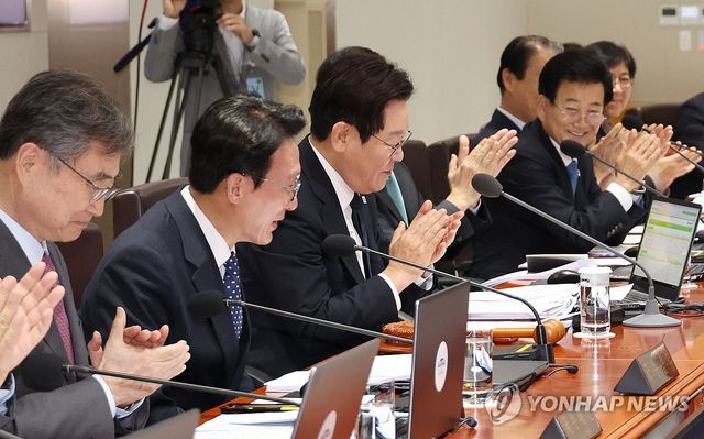 APEC 성공 개최에 박수 보내는 이재명 대통령과 국무위원들