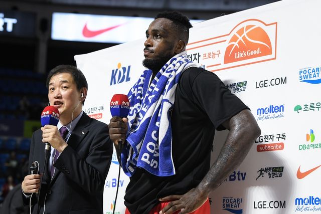 인터뷰하는 자밀 워니