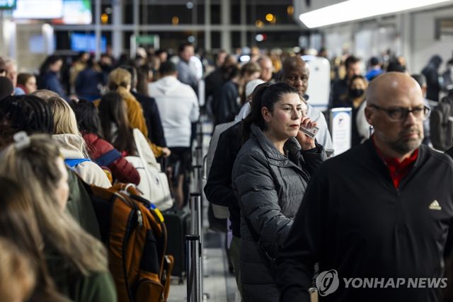 지난해 추수감사절 연휴기간 북적이는 미국 공항의 모습