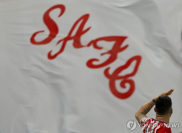 선덜랜드 입단 이후 첫 득점을 터트리고 기뻐하는 그라니트 자카