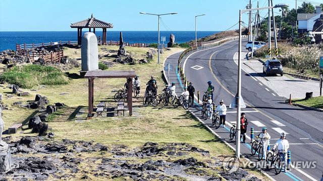 어린이들의 애월 바닷가 자전거 하이킹