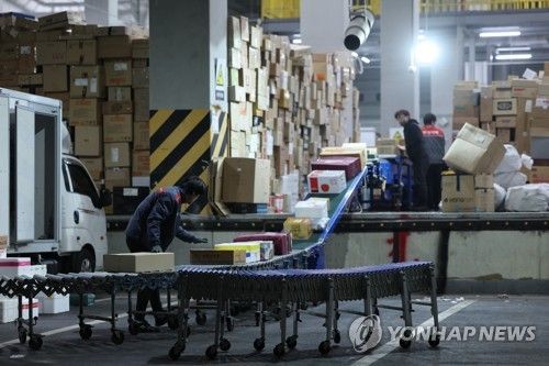 이른 새벽부터 시작되는 택배 분류 작업