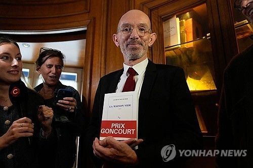 올해 공쿠르상 수상자인 프랑스 작가 로랑 모비니에