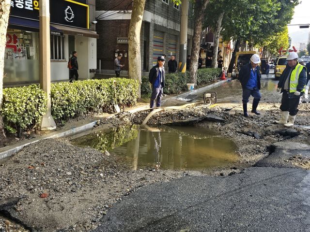 중랑구 면목2동 사거리 상수도 파열