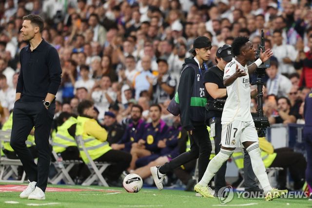 교체에 불만을 표시하며 그라운드를 나서는 비니시우스 주니오르