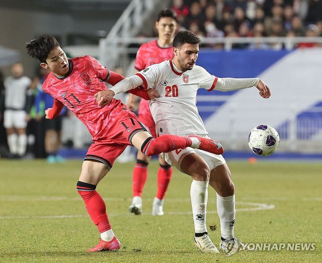 상대 선수와 몸싸움하는 양민혁