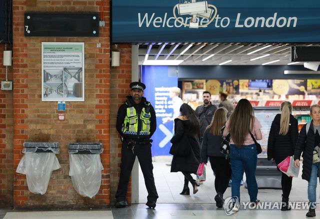 3일(현지시간) 런던 리버풀 스트리트 역을 순찰 중인 경찰