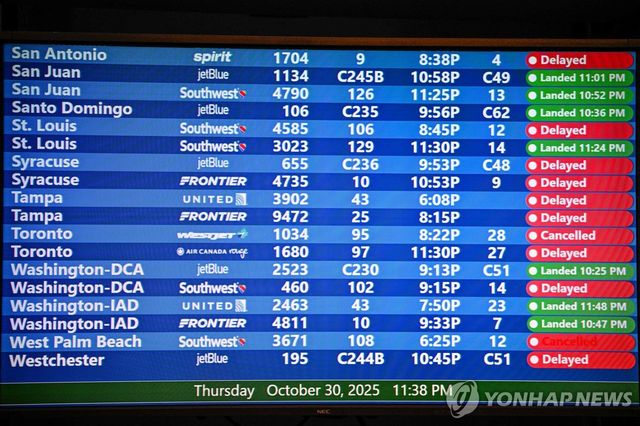 셧다운 여파…지연·결항 알리는 미국 올랜도 국제공항 전광판