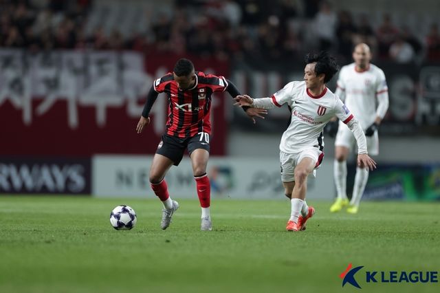 서울 안데르손(왼쪽)이 청두와 경기에서 공을 몰고 있다.