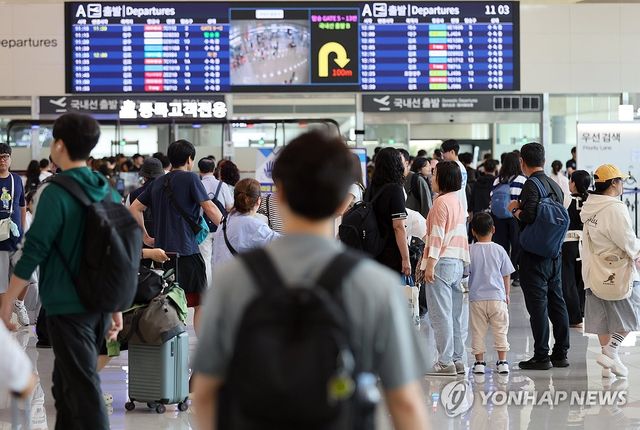 추석 연휴 막바지…붐비는 제주공항