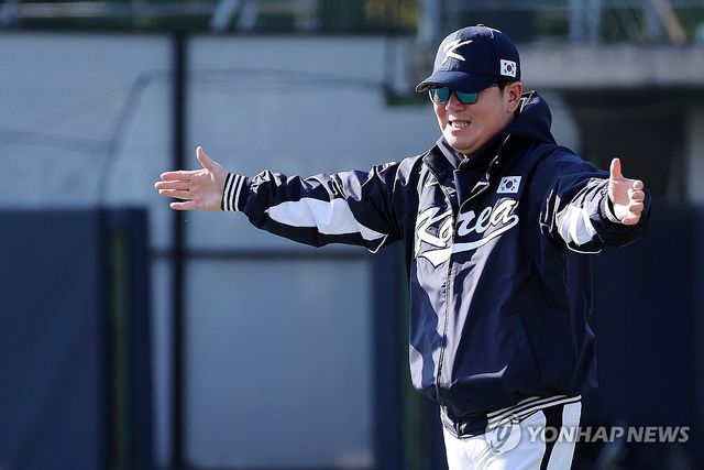 훈련 지휘하는 류지현 감독