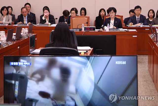 돌봄서비스 관련 질문에 답하는 원민경 성평등부 장관