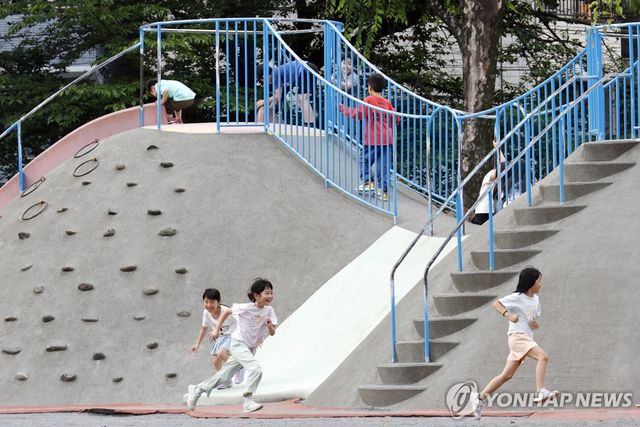 도쿄 놀이터에서 뛰노는 아이들