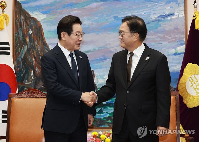 악수하는 이재명 대통령과 우원식 국회의장
