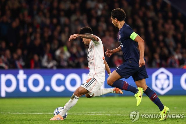 슈팅하는 디아스(왼쪽).