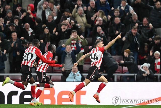 골세리머니를 펼치는 선덜랜드의 그라니트 자카