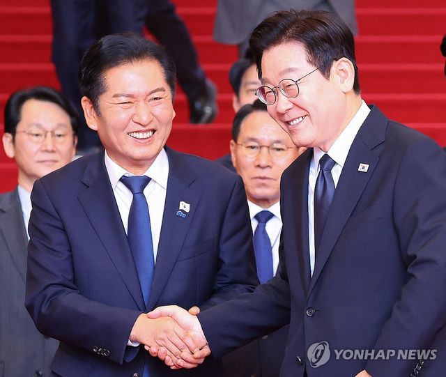 악수하는 이재명 대통령과 정청래 대표