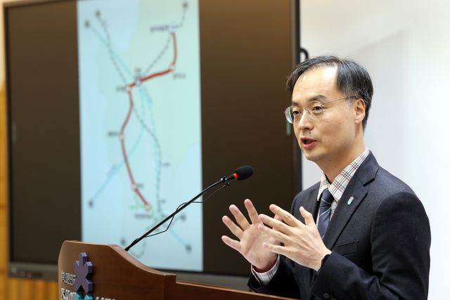 CTX 사업 설명하는 이복원 충북도 경제부지사