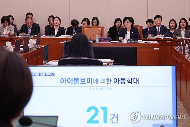 돌봄서비스 관련 질문에 답하는 원민경 성평등부 장관