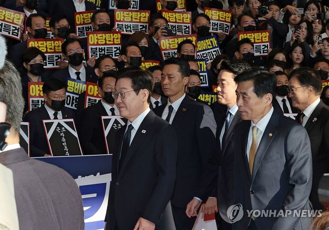 시위하는 국민의힘 의원들 앞 지나는 이 대통령