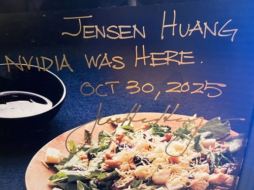 젠슨 황이 깐부치킨 매장 냉장고에 남긴 메시지와 사인